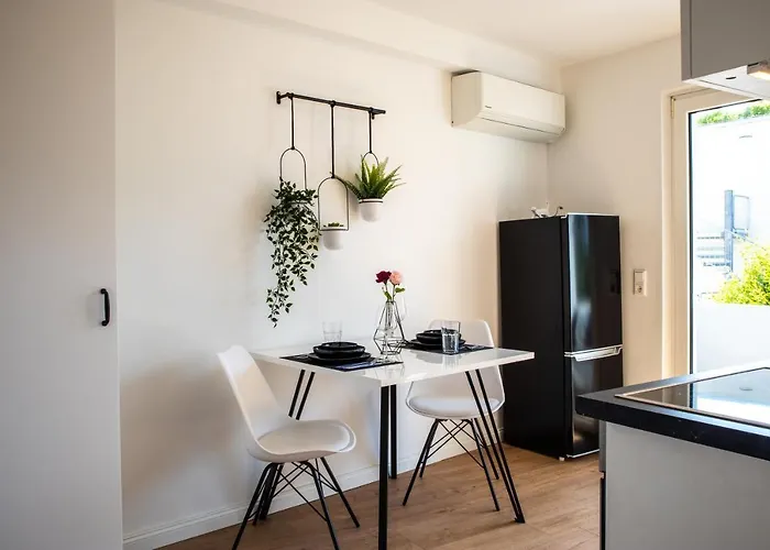 Апартаменты Uniklinik-naehe Modernes Apartment, Mit Balkon *